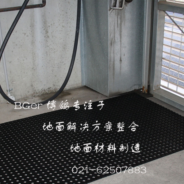 操作區(qū)走道地面采用耐油、防滑型地墊卷鋪設(shè)