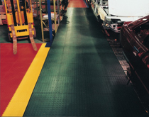 配件組裝流水線地面鋪裝，車間工業(yè)地板材料！