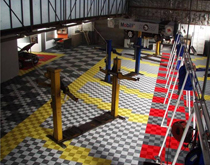 大型汽車修理廠維修車間地面裝修材料，灰紅黃三色搭配風(fēng)格